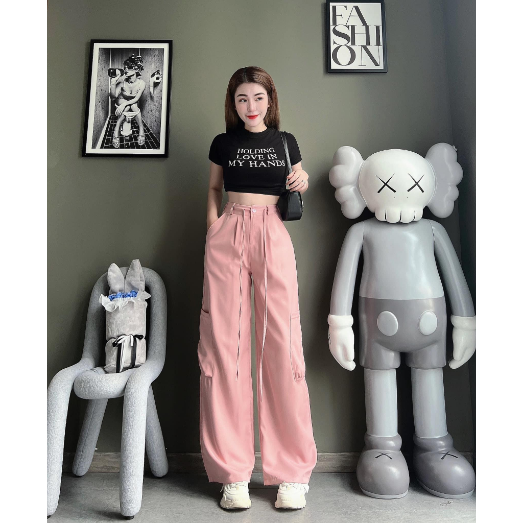 Set 2 Món: Áo Thun Croptop Họa Tiết Chữ Xinh Xắn + Quần Suông Túi Hộp Kèm Dây Eo Với Tone Màu Đen - Hồng Siêu Hot