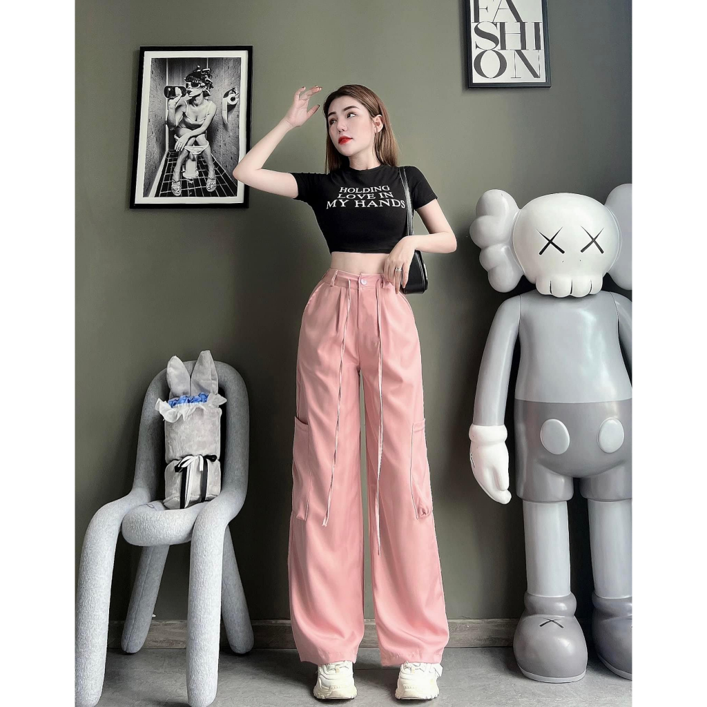 Set 2 Món: Áo Thun Croptop Họa Tiết Chữ Xinh Xắn + Quần Suông Túi Hộp Kèm Dây Eo Với Tone Màu Đen - Hồng Siêu Hot