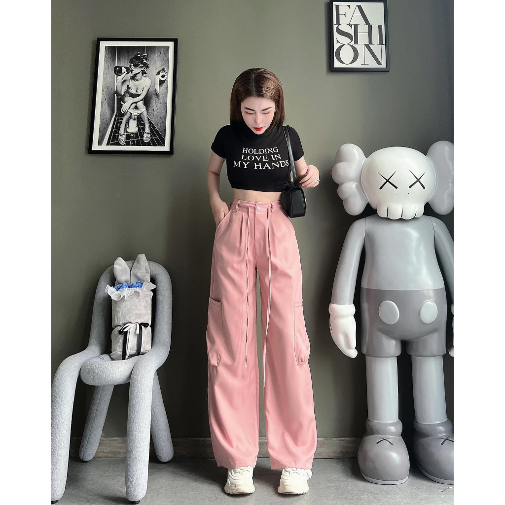 Set 2 Món: Áo Thun Croptop Họa Tiết Chữ Xinh Xắn + Quần Suông Túi Hộp Kèm Dây Eo Với Tone Màu Đen - Hồng Siêu Hot