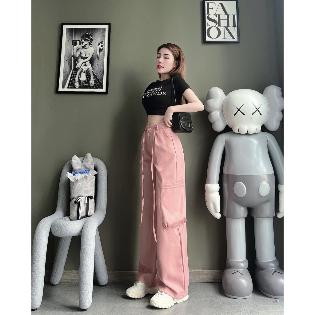Set 2 Món: Áo Thun Croptop Họa Tiết Chữ Xinh Xắn + Quần Suông Túi Hộp Kèm Dây Eo Với Tone Màu Đen - Hồng Siêu Hot