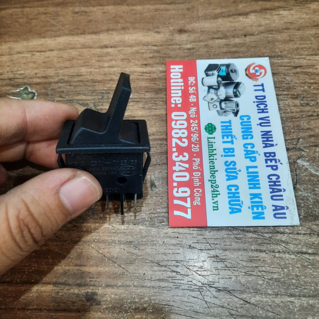 Công tắc nhấn nhả máy xay sinh tố công nghiệp