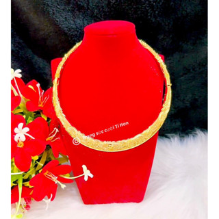  Kiềng cưới cô dâu loại dẹt chạm hoa khoá gài mạ vàng 24 có tặng kèm hộp đựng kiềng 