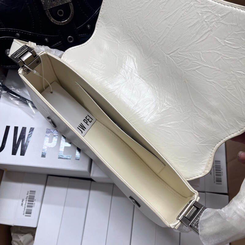 Túi xách dáng yên ngựa hot trend cá tính phối đồ siêu xinh