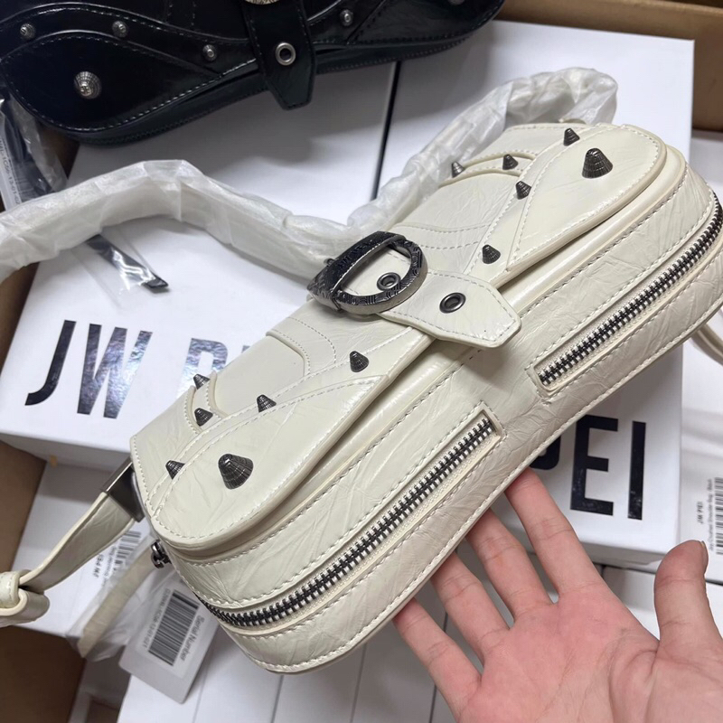 Túi xách dáng yên ngựa hot trend cá tính phối đồ siêu xinh