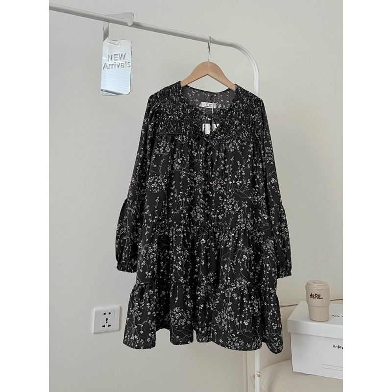 Đầm hoa nhí babydoll dài tay nhún li vai cổ buộc nơ 2 lớp
