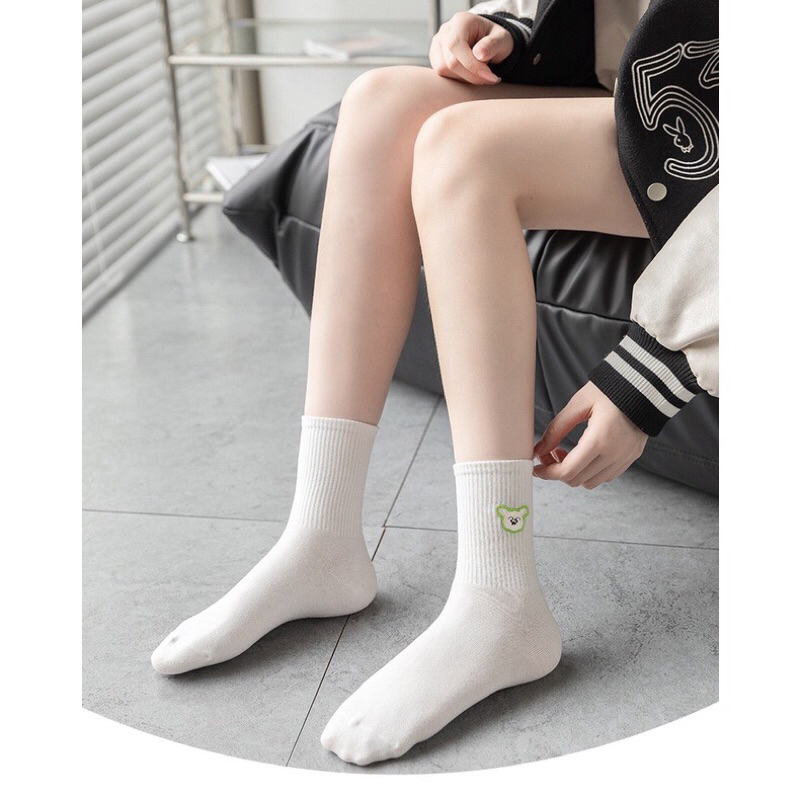 Tất trắng cao cổ thêu hình Losto Shin
