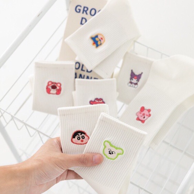 Tất trắng cao cổ thêu hình Losto Shin