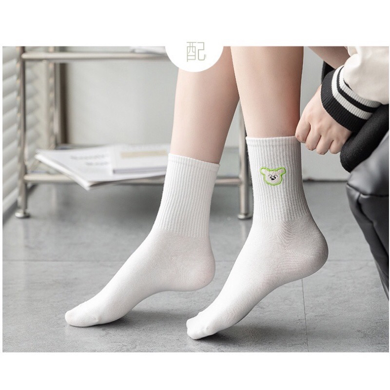 Tất trắng cao cổ thêu hình Losto Shin