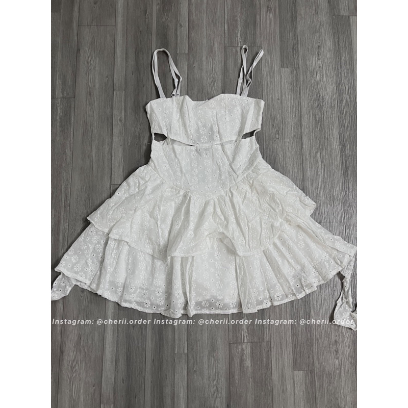 Đầm Dây Chiết Eo Dập Hoa Nổi Tua Rua Phối Tầng