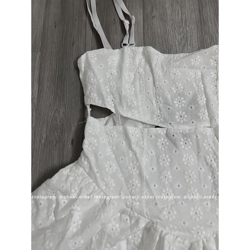 Đầm Dây Chiết Eo Dập Hoa Nổi Tua Rua Phối Tầng