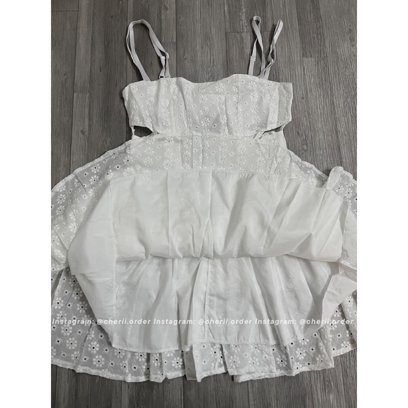 Đầm Dây Chiết Eo Dập Hoa Nổi Tua Rua Phối Tầng