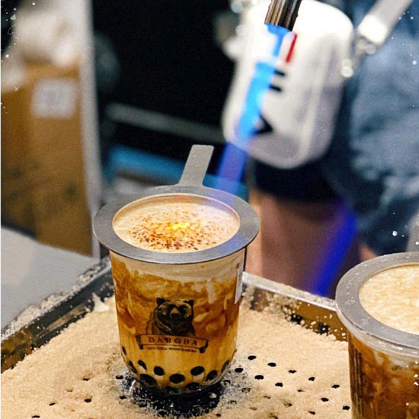 Vòng che thành ly nhựa để khò đường làm món trà sữa nướng