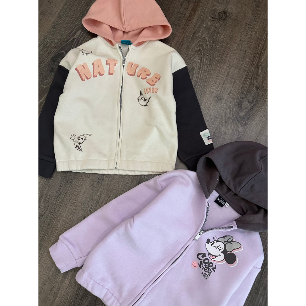 Áo khoác nỉ disney hình in sau bé gái