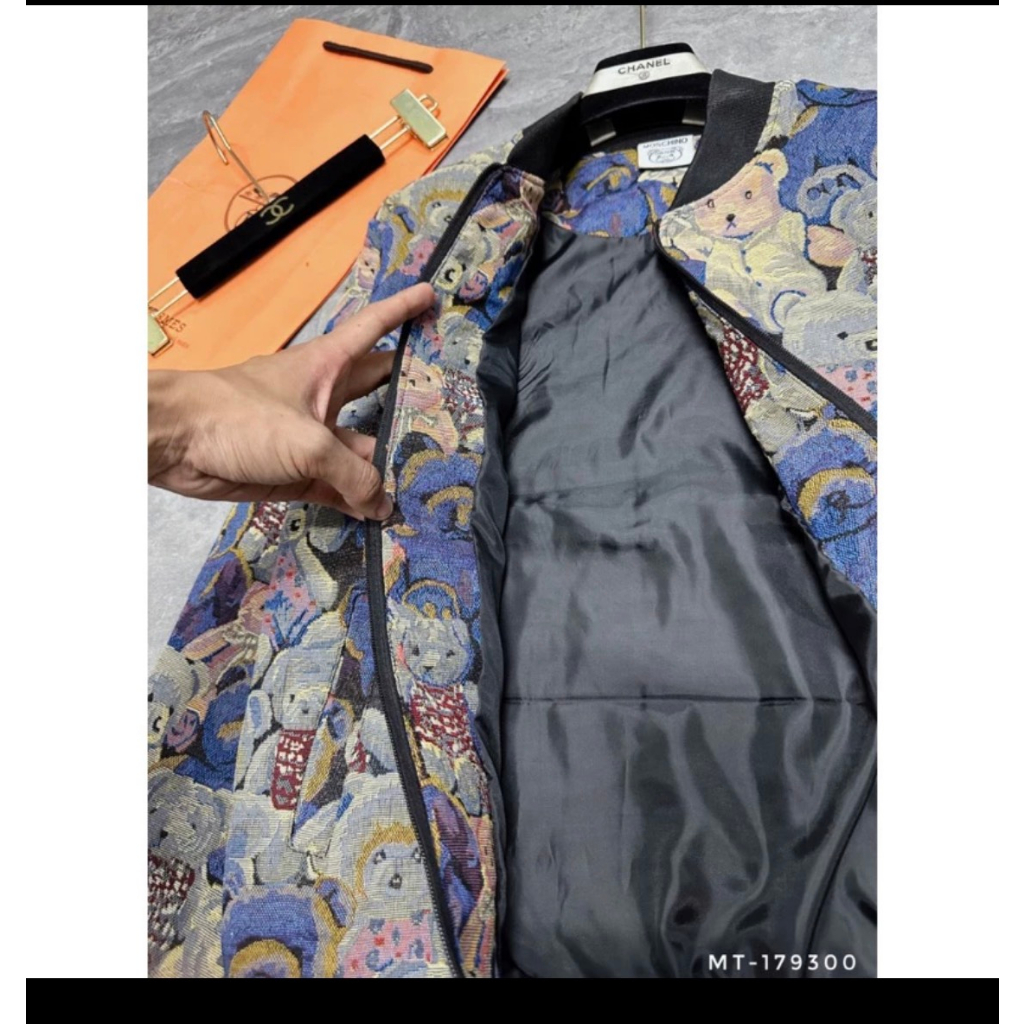 Áo Bomber Gấu 2 Lớp Hoạ Tiết Siêu Đẹp -Áo Bomber Mochino Nam Nữ Cực Đẹp Form Dáng Unisex
