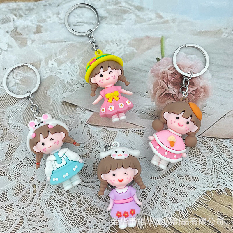 Móc Khoá Cô Gái Mặc Váy Đội Mũ