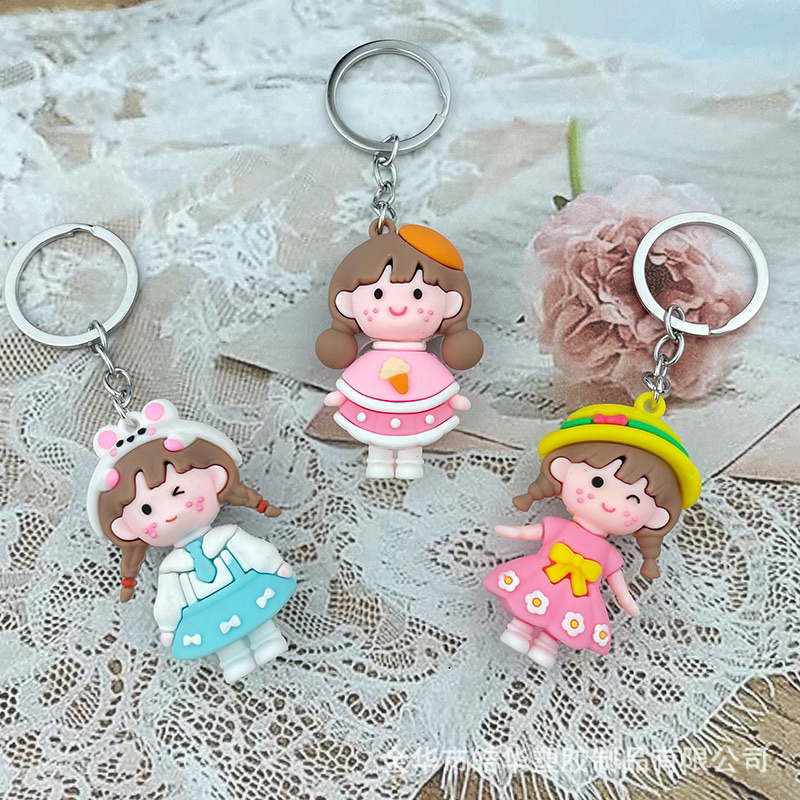 Móc Khoá Cô Gái Mặc Váy Đội Mũ