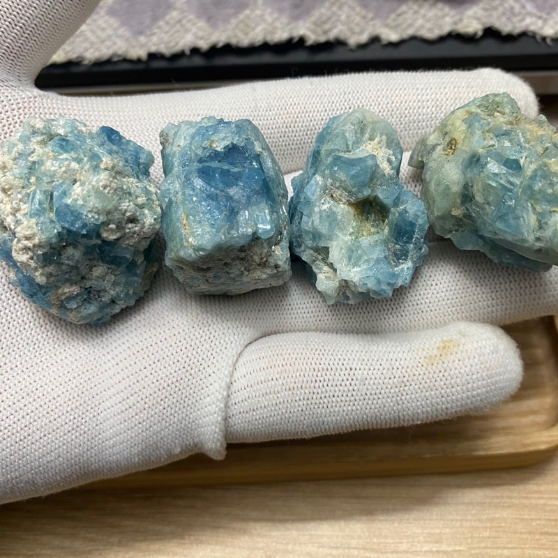 (105gram)Tinh thể đá thô Aquamarine ( Hải Lam bảo ngọc) nguyên bản dùng sưu tầm, làm handmade, reiki, thanh tẩy...!!!