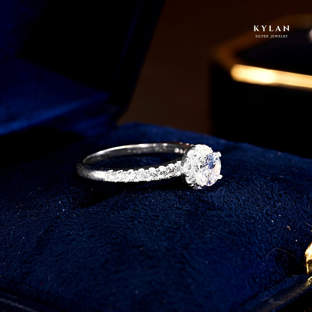 Nhẫn Bạc Nữ Kylan Silver KL0103 Halo Tròn Đai Tấm 1.5ly Đá Chủ Kim Cương Nhân Tạo 5.0ly