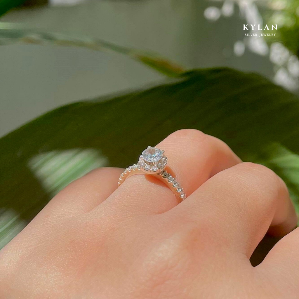 Nhẫn Bạc Nữ Kylan Silver KL0103 Halo Tròn Đai Tấm 1.5ly Đá Chủ Kim Cương Nhân Tạo 5.0ly