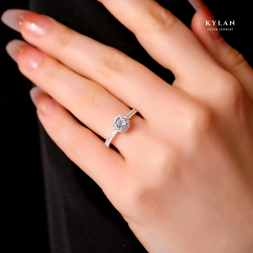 Nhẫn Bạc Nữ Kylan Silver KL0103 Halo Tròn Đai Tấm 1.5ly Đá Chủ Kim Cương Nhân Tạo 5.0ly