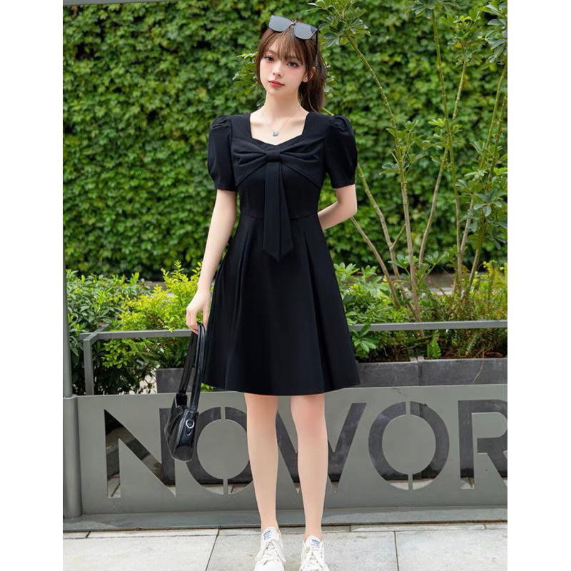 Đầm trắng phối nơ trước ngực