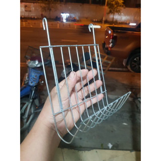 Móc kẹp chuối cho chiến kê ăn