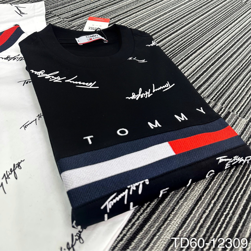 Áo phông nam nữ Tommy Hilfiger in vạch sọc đen trắng đỏ chữ kí quanh áo. Áo Thun Unisex Form Rộng Siêu Hot
