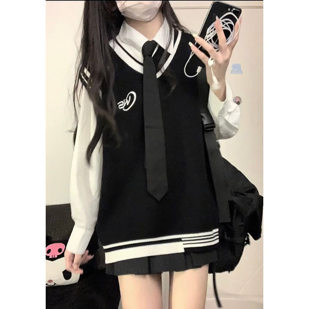 Áo gile len cổ V form rộng thêu logo phối viền bazic trẻ trung Hari GenZ 214 P12k12