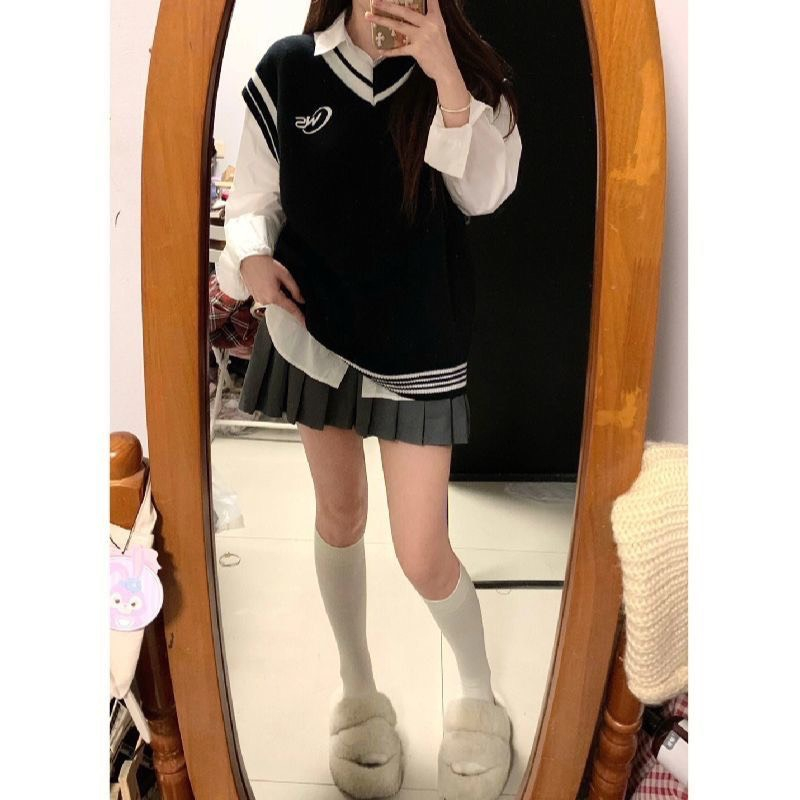 Áo gile len cổ V form rộng thêu logo phối viền bazic trẻ trung Hari GenZ 214 P12k12