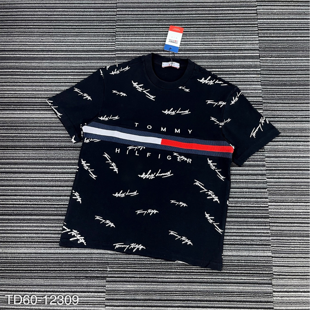 Áo phông nam nữ Tommy Hilfiger in vạch sọc đen trắng đỏ chữ kí quanh áo. Áo Thun Unisex Form Rộng Siêu Hot