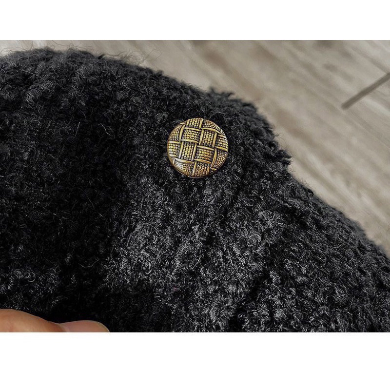 Áo khoác tweed đen khuy vàng có đệm vai