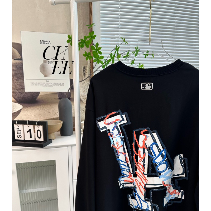 Áo sweater unisex mlb NY hoạ tiết vẩy sơn