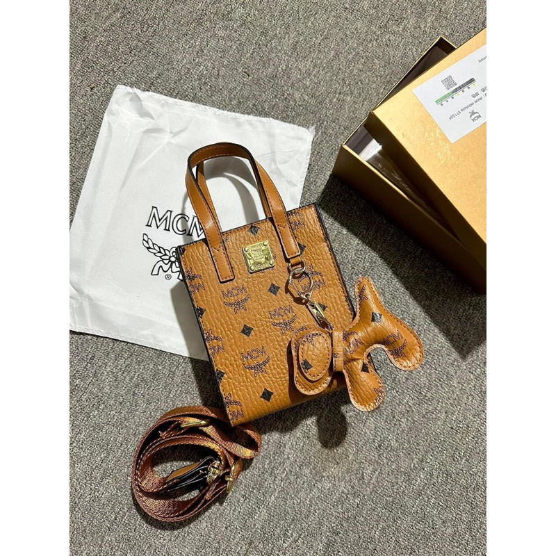 Túi M.C.M dáng đứng size 17cm kèm hộp móc treo dây vải bản to đeo chéo