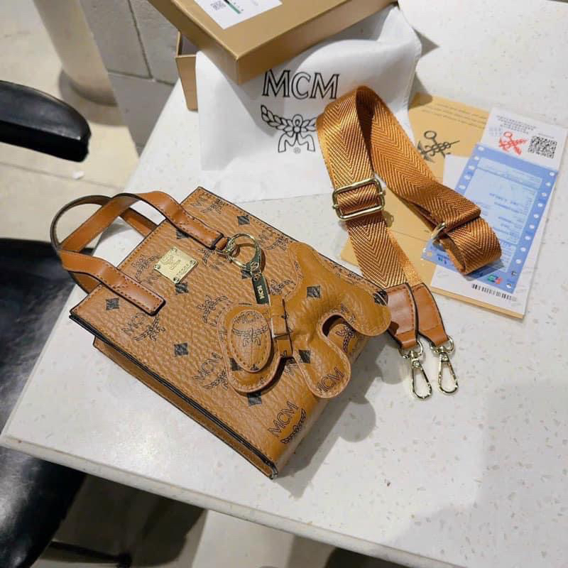 Túi M.C.M dáng đứng size 17cm kèm hộp móc treo dây vải bản to đeo chéo