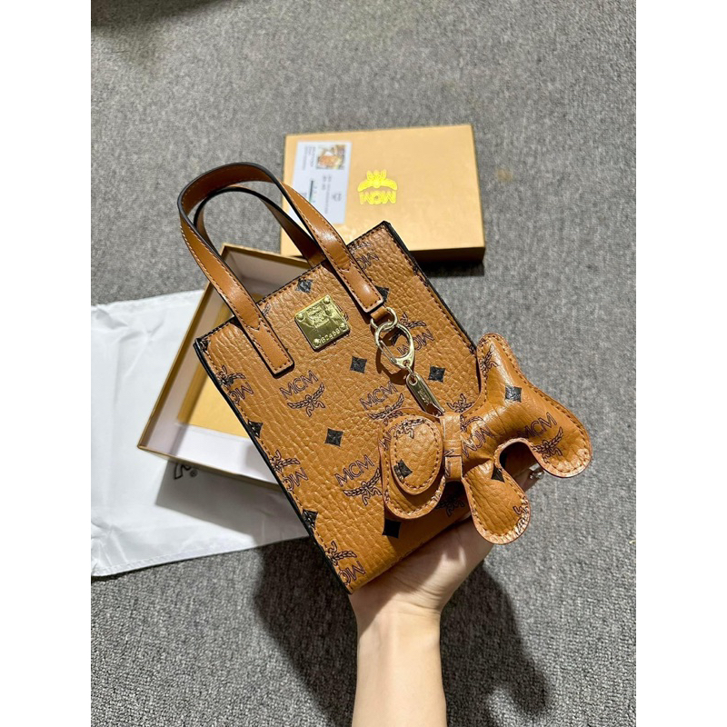 Túi M.C.M dáng đứng size 17cm kèm hộp móc treo dây vải bản to đeo chéo