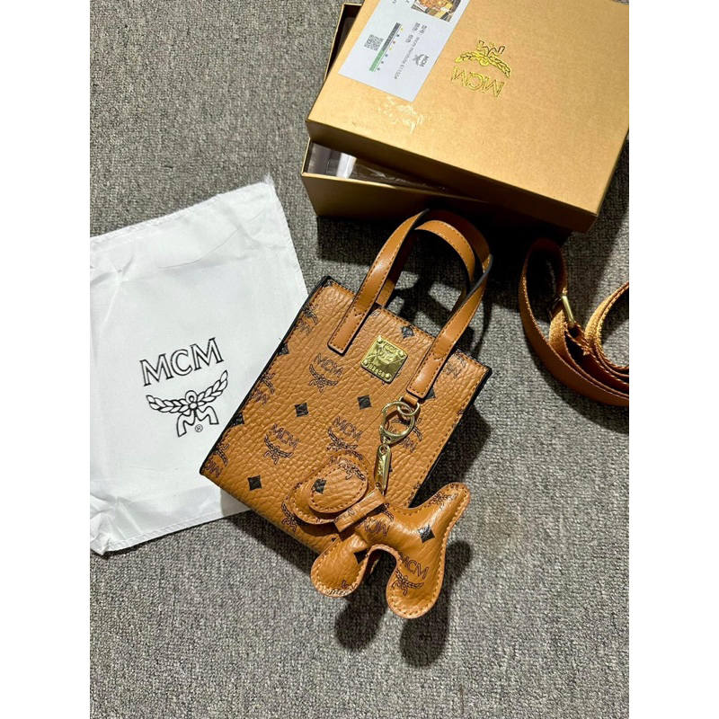 Túi M.C.M dáng đứng size 17cm kèm hộp móc treo dây vải bản to đeo chéo