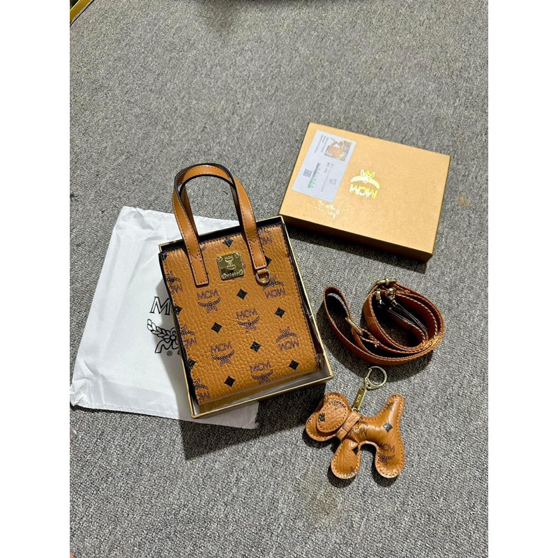 Túi M.C.M dáng đứng size 17cm kèm hộp móc treo dây vải bản to đeo chéo
