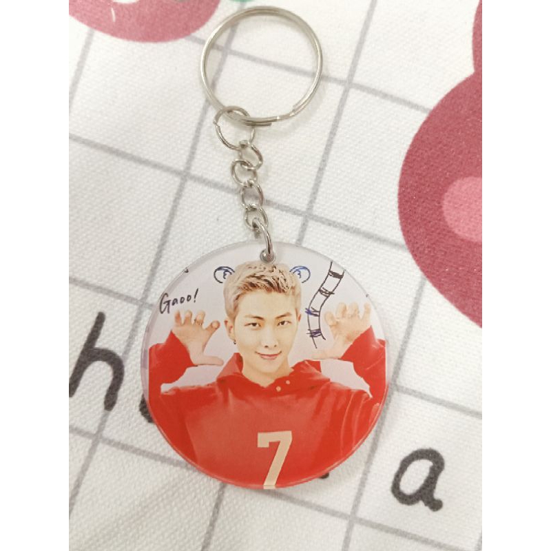 Móc khóa mica 2 mặt BTS. Móc treo balo, túi hình BTS hình tròn