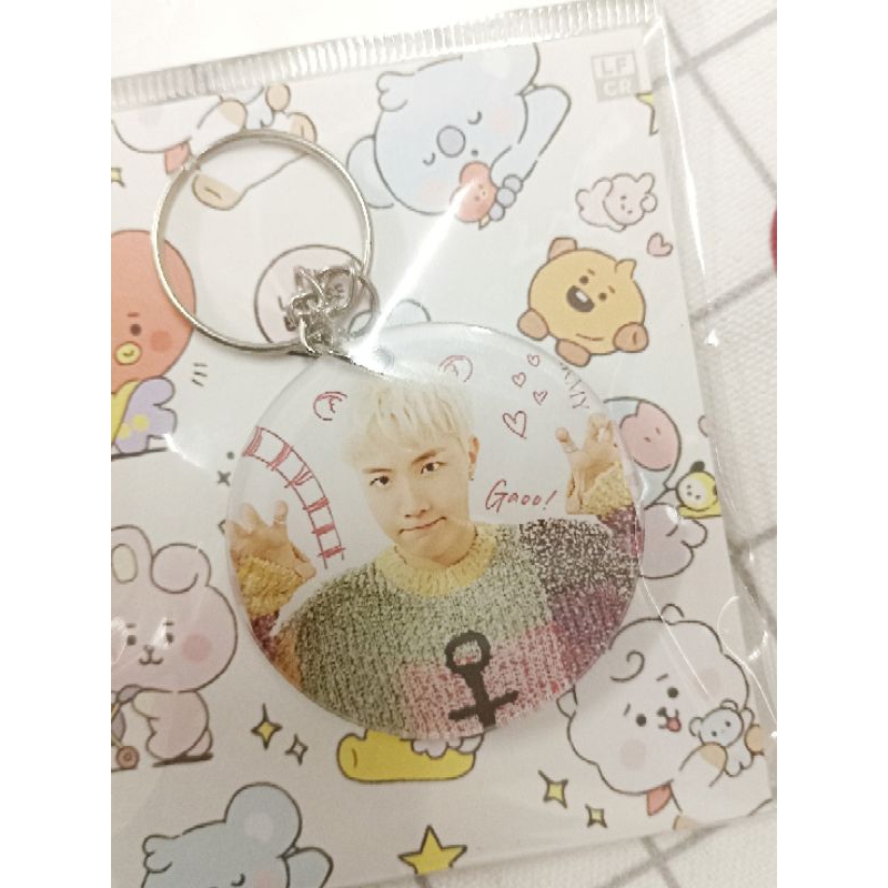 Móc khóa mica 2 mặt BTS. Móc treo balo, túi hình BTS hình tròn