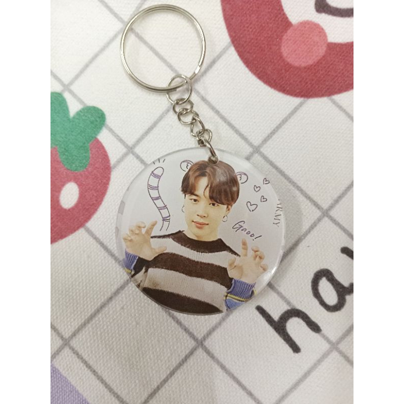 Móc khóa mica 2 mặt BTS. Móc treo balo, túi hình BTS hình tròn