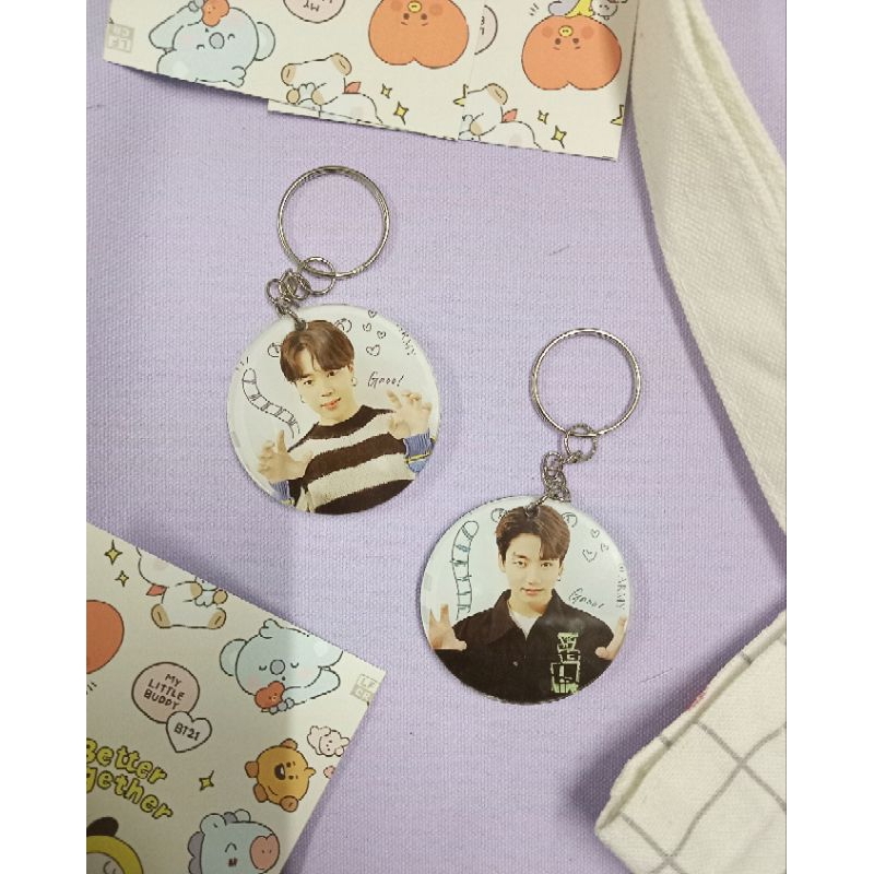 Móc khóa mica 2 mặt BTS. Móc treo balo, túi hình BTS hình tròn