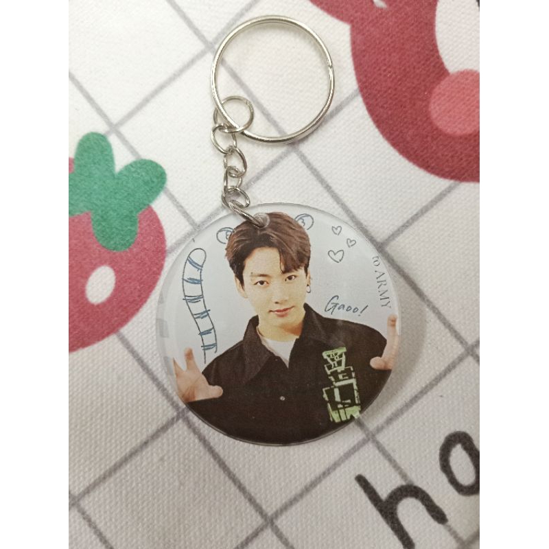 Móc khóa mica 2 mặt BTS. Móc treo balo, túi hình BTS hình tròn