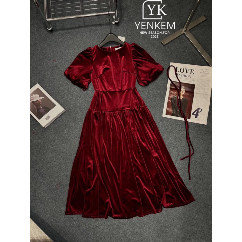 Váy nhung đỏ xoè tay lỡ, váy nhung đen cổ tròn tay bồng thêu hoa sen