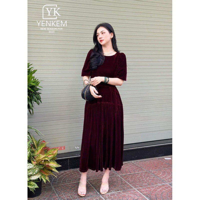 Váy nhung đỏ xoè tay lỡ, váy nhung đen cổ tròn tay bồng thêu hoa sen