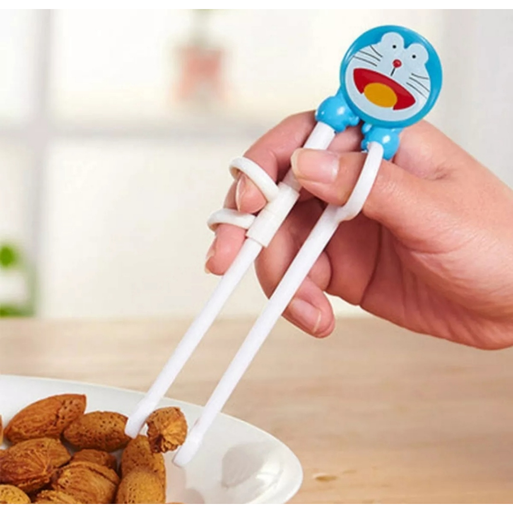 Đũa tập ăn xỏ ngón cho bé tập gắp hình đoremon dễ thương giúp bé dễ dàng sử dụng bằng nhựa an toàn cho bé