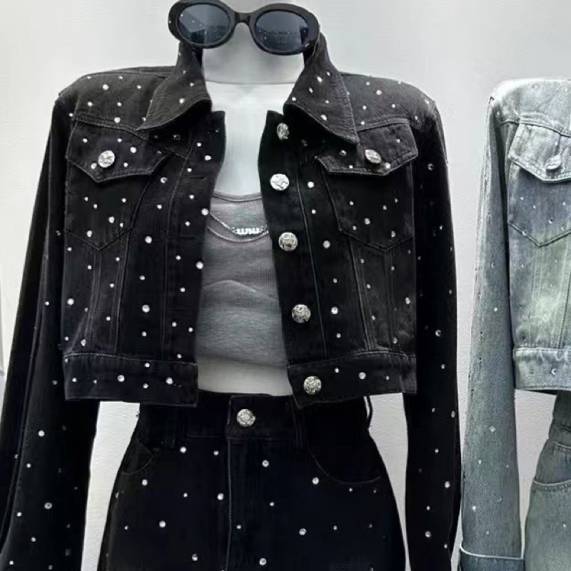 Áo khoác denim + váy găn kim cương