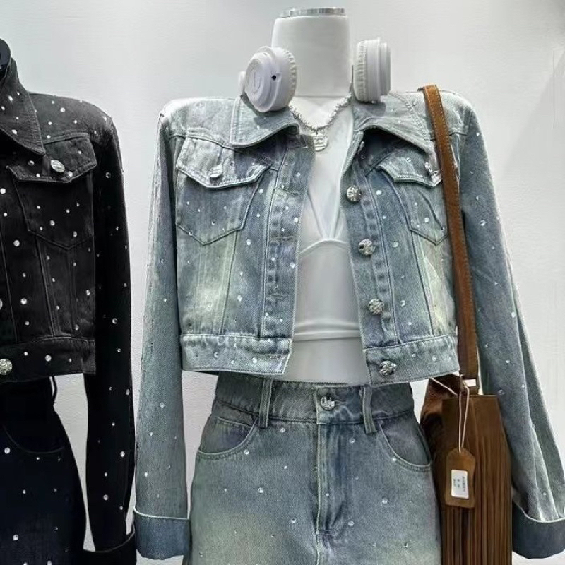 Áo khoác denim + váy găn kim cương