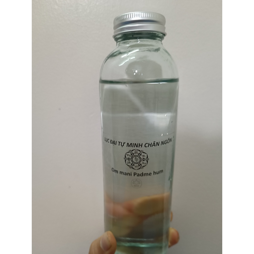 Ly nước uống và Miếng Dán Chú Đại Bi đã trì chú đem lại sự bình an và may mắn
