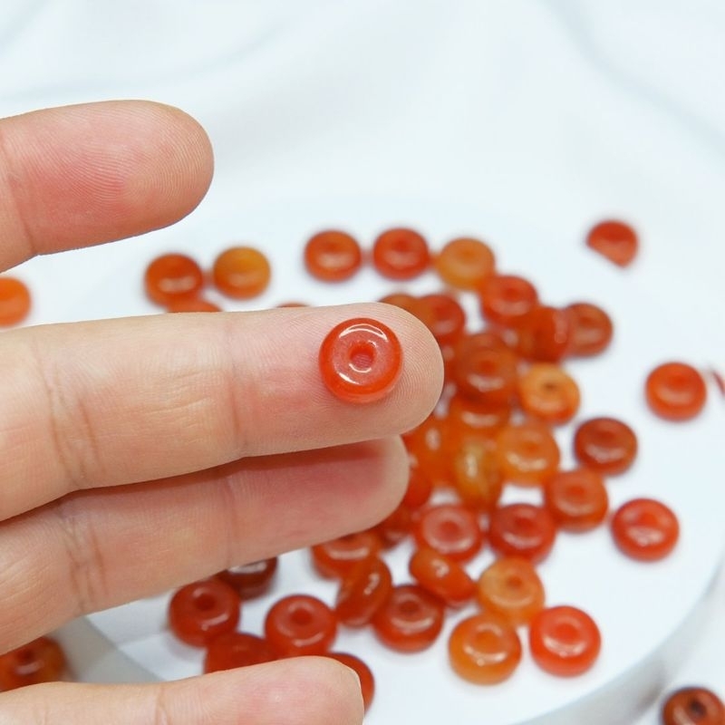 Một đồng điếu tròn xỏ vòng tay CAMTHACH cam UPCARA