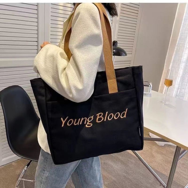 Túi tote túi đeo vai vải canvas chữ thêu Young Blood